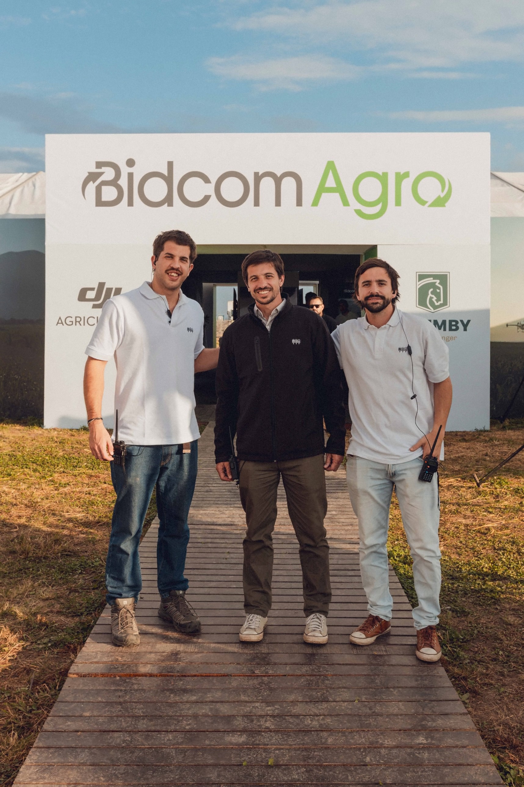 Los socios de OKLA en el stand de Bidcom Agro, Agroactiva 2026