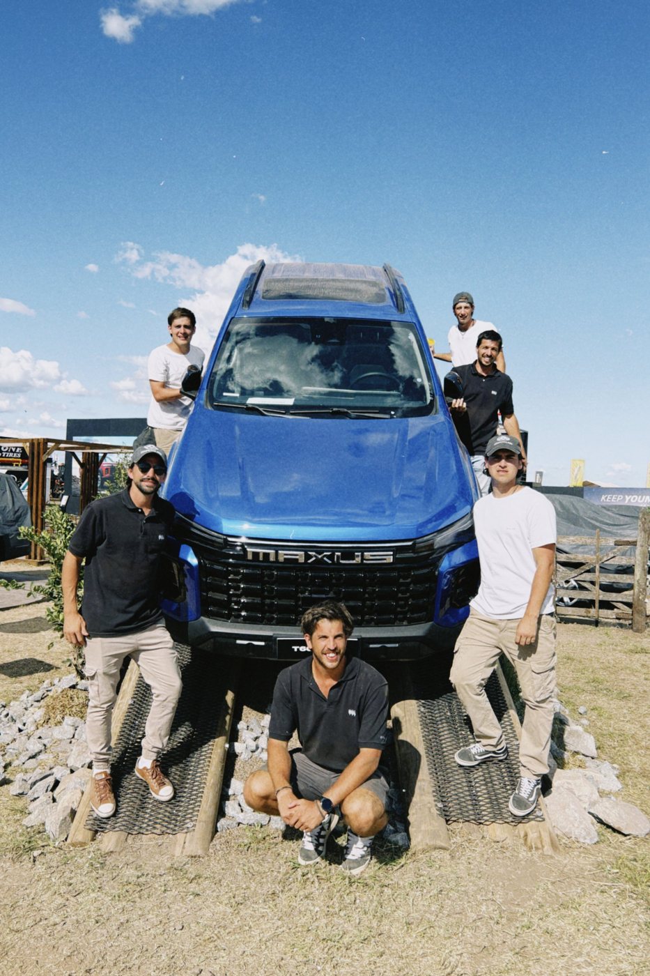 El equipo de OKLA con la Maxus T60 en el stand de Expoagro 2026